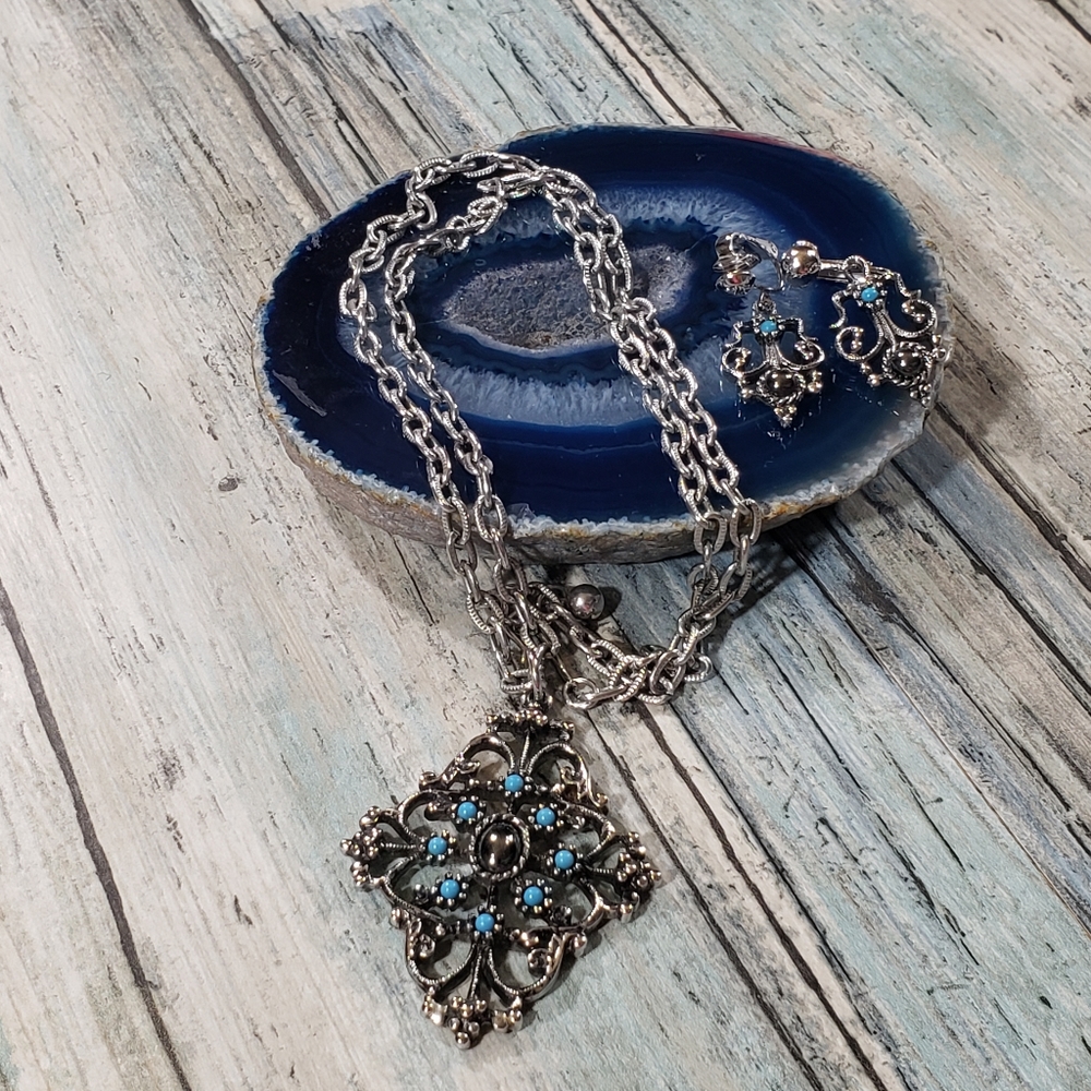 🎉HP🎉Avon Necklace and Earrings Set. - Picture 14 of 14